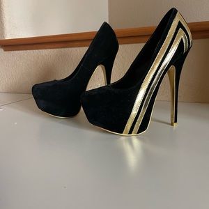 Black and gold sheikh pumps